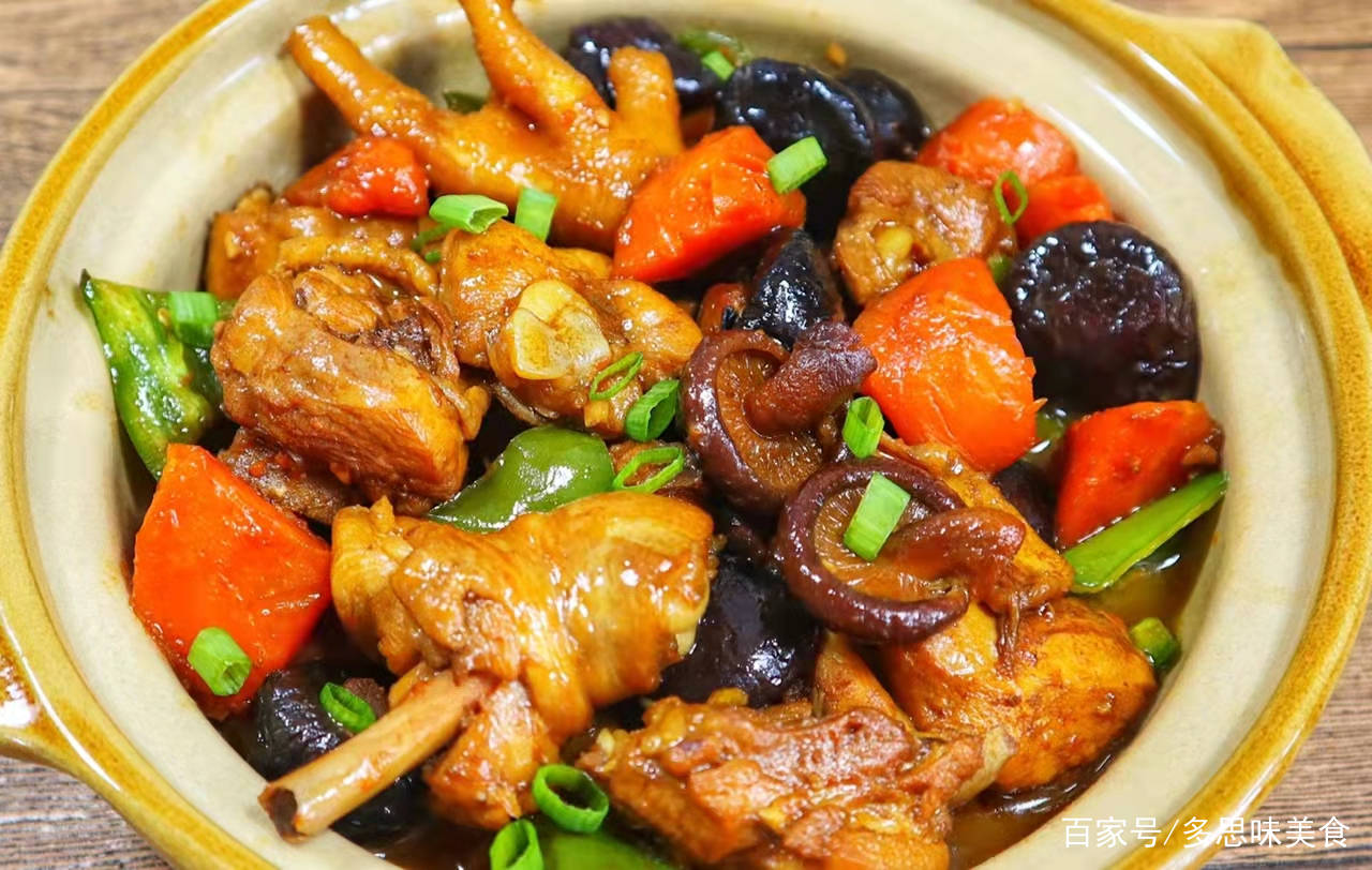 香菇焖鸡食材准备主料:鸡肉500克,香菇,胡萝卜配料:青椒,料酒,蚝油