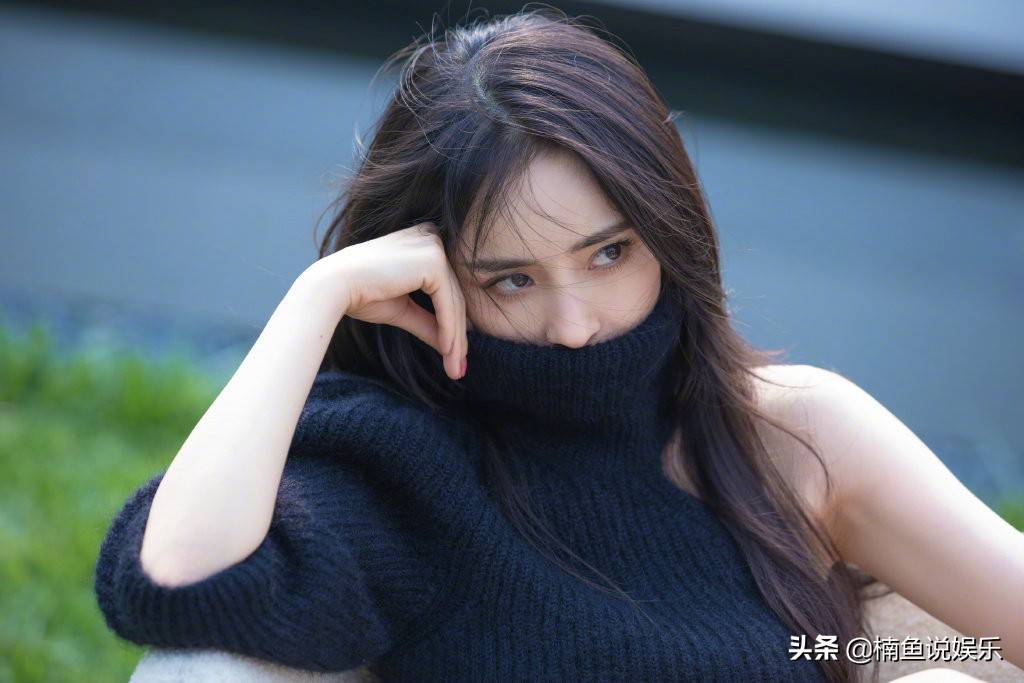 不得不说,此次《时尚芭莎》杂志封面拍摄得十分美丽,优雅中不失时尚