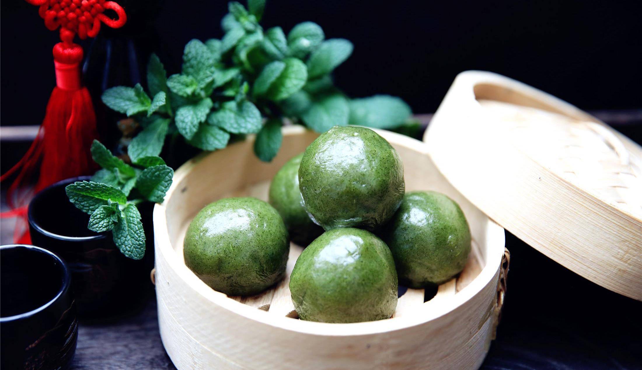 清明节必吃美食,轻松自制 油绿如玉,软糯香甜,一开口就停不了_艾叶