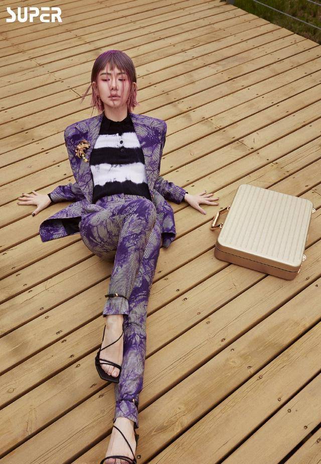 戚薇最新杂志大片,绿色上衣搭配红色丝袜,紫色短发造型优雅大方_颜色