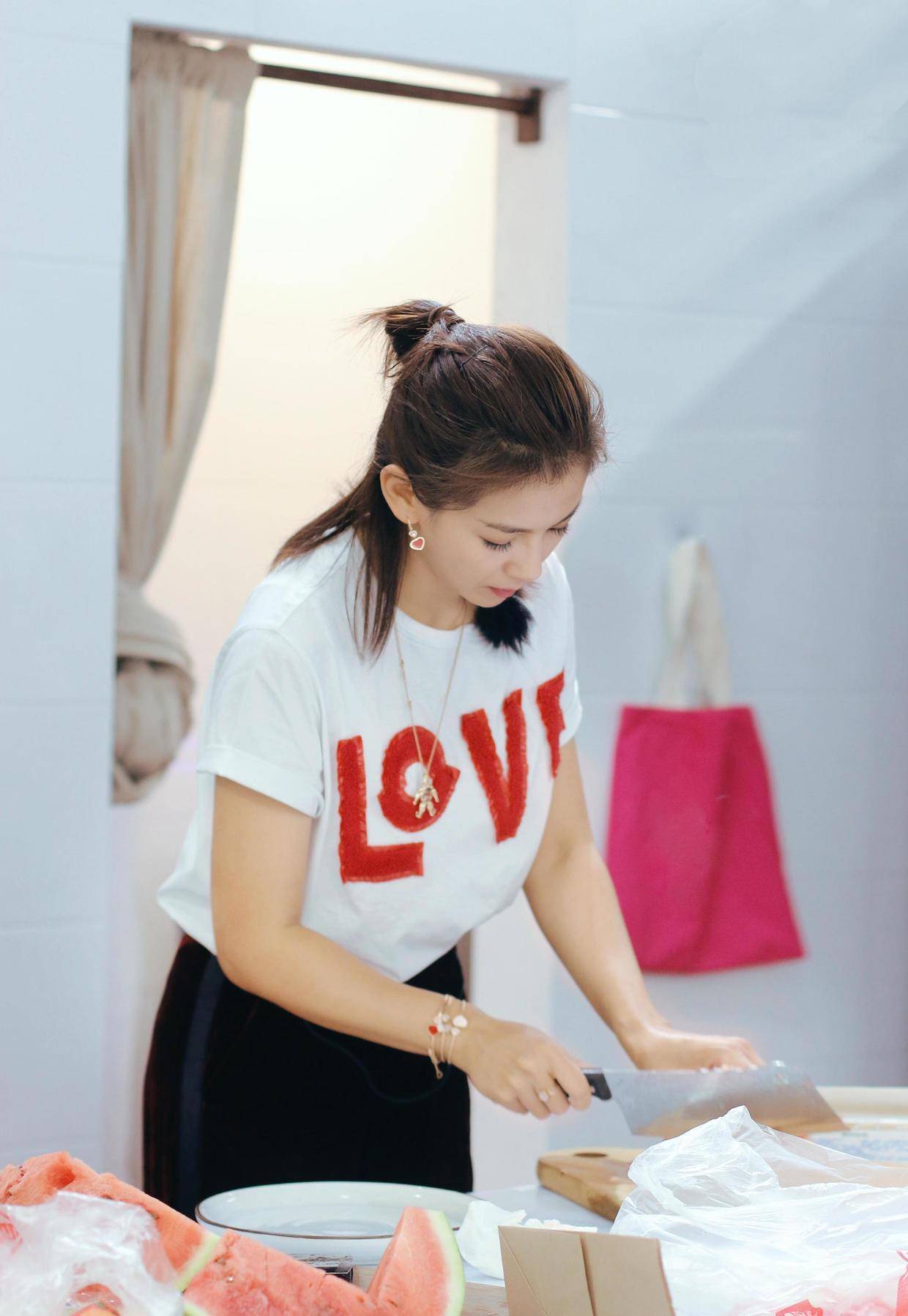 刘涛真会穿,印花t恤搭配丝绒阔腿裤,穿上一双老爹鞋造型真别致_颜色