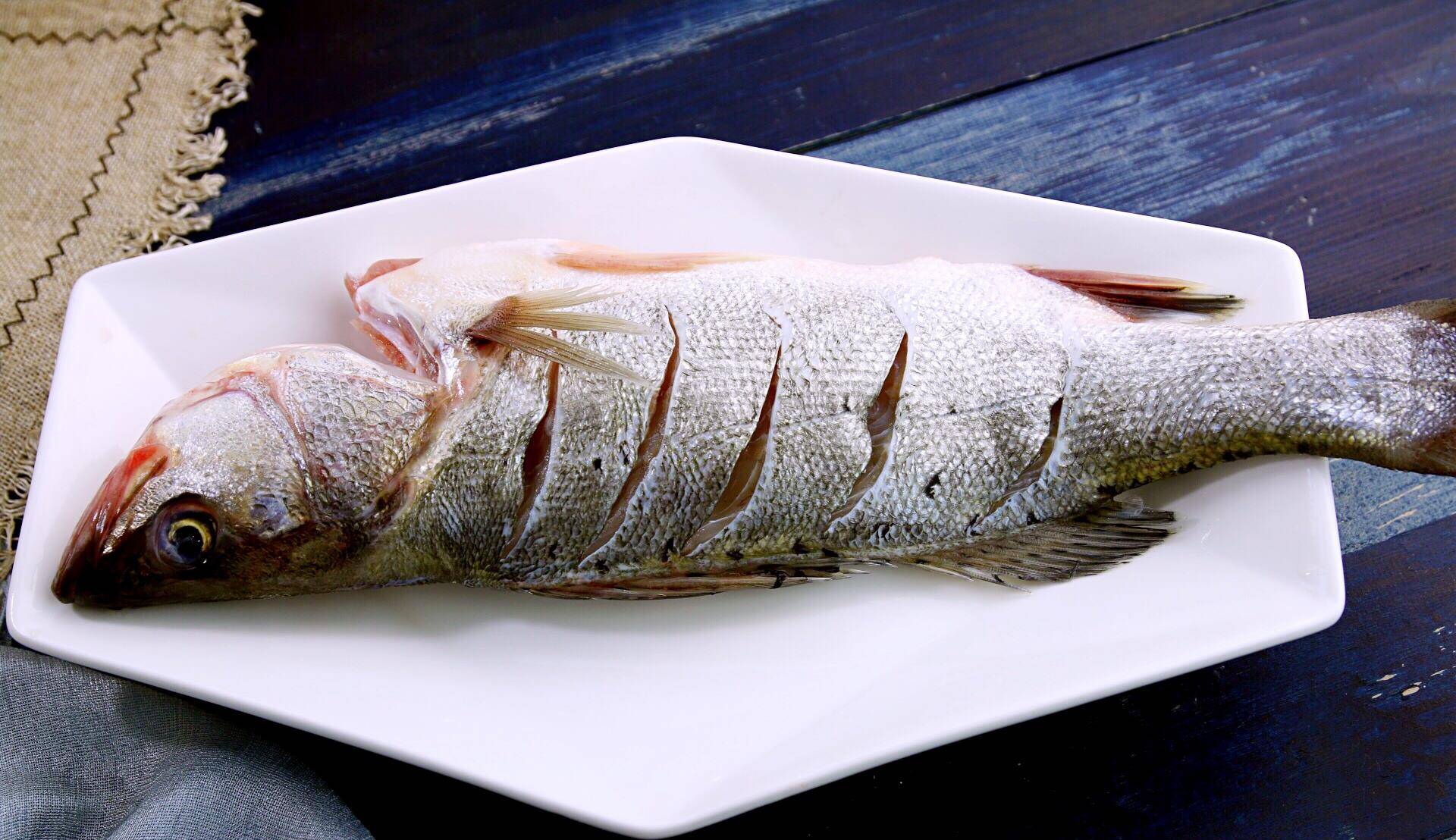 广式清蒸鱼,2017年展现的最后一道菜,年年有余!_姜丝_鱼上_大葱