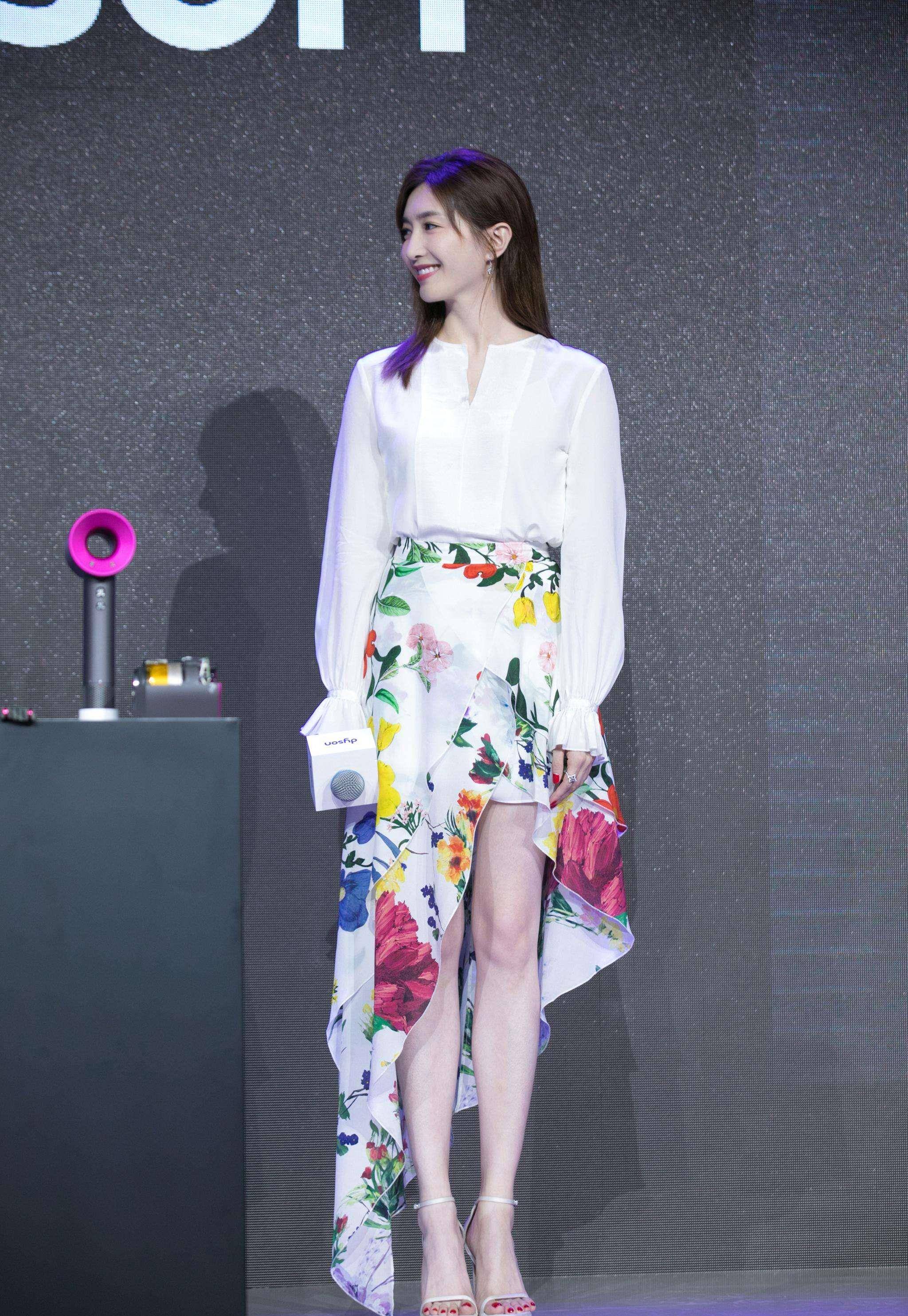 原创江疏影波浪卷发雪肤红裙撩人她不仅是迷人漂亮而且非常励志