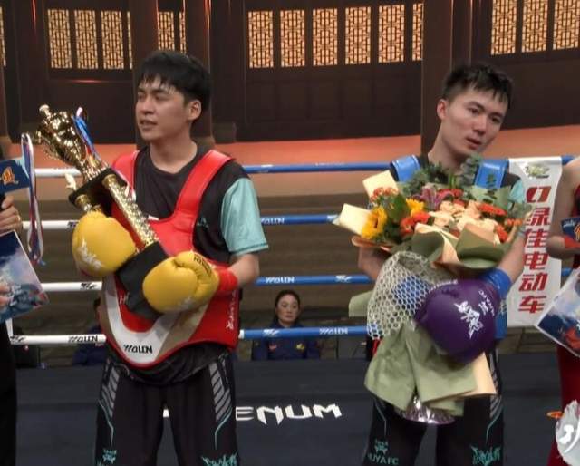 张开朗和明眸拳赛结束前期体力消耗太严重第三场成拥抱局米乐M6 M6米乐(图3)