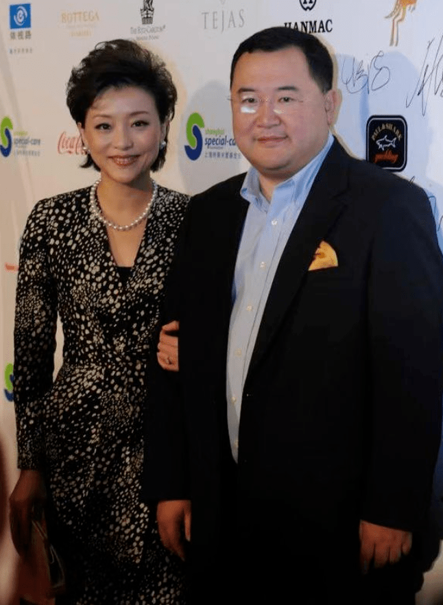 杨澜和老公罕见同框,穿碎花裙配黑丝精致又窈窕,化身娇俏小女人_气质