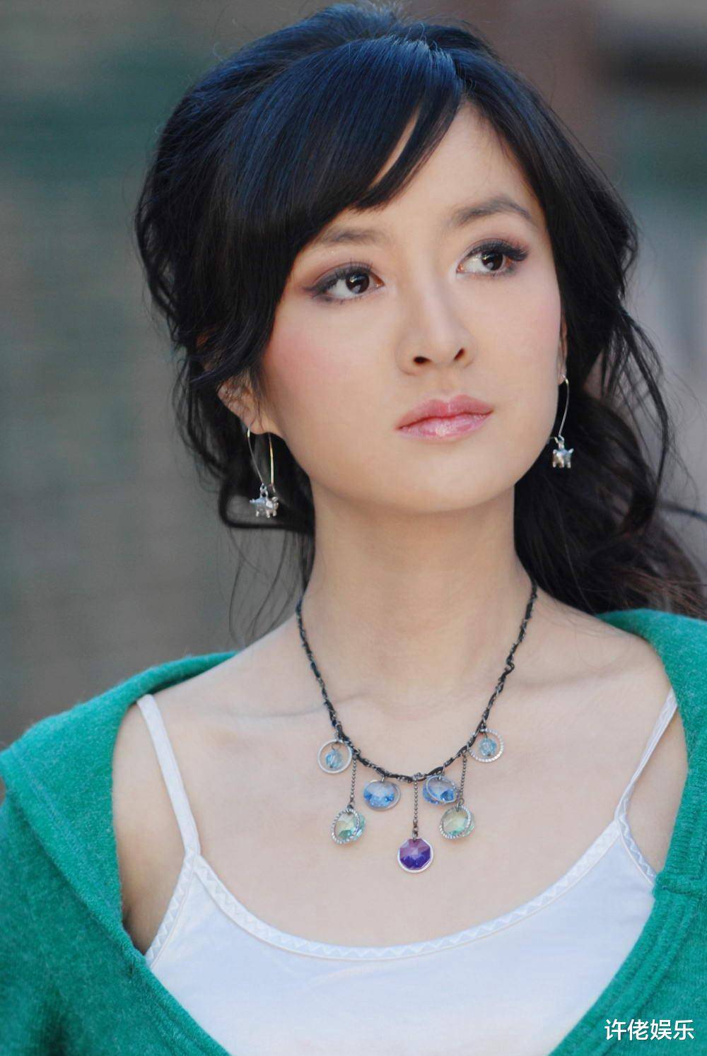 月22日出生于吉林长春,毕业于不列颠哥伦比亚大学,加拿大籍华裔女演员