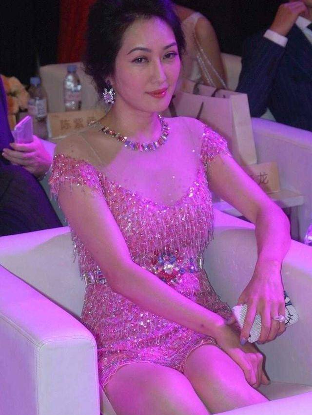 原创52岁孟广美太美了穿粉色亮片裙夹腿坐优雅高贵美得惊艳