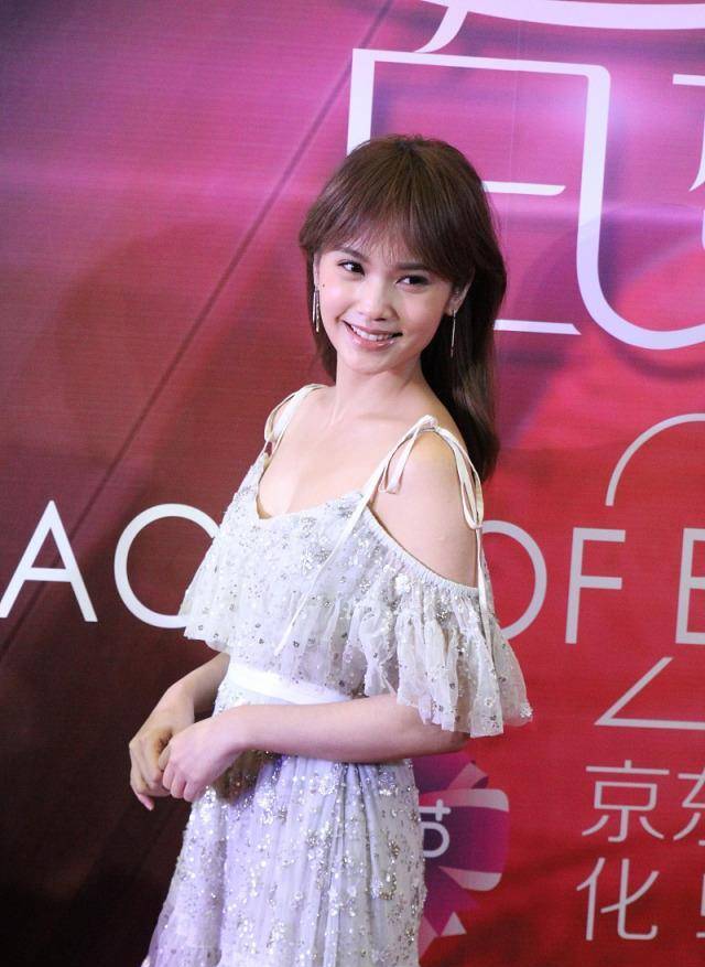 36岁的杨丞琳可真甜,穿一字肩吊带裙浪漫减龄,笑起来好可爱_连衣裙