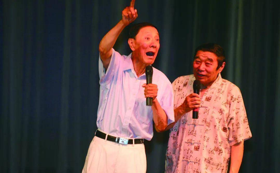 在1988年举行的摆知仪式上,金炳昶当众说:"金珠是我相声生涯中收的