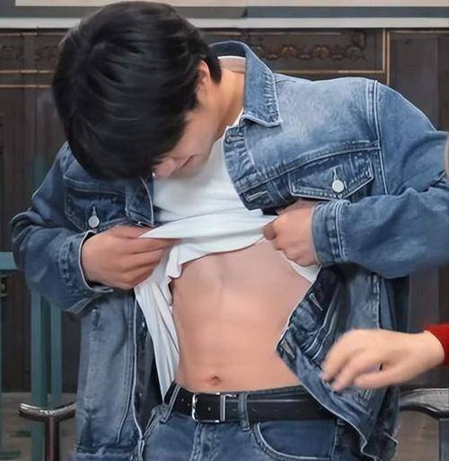 张一山秀腹肌惹争议,导演吴彤被"围攻",操作让人迷惑_节目_龚俊_马赛