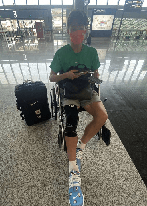 原创             孙准浩最新伤情，坐轮椅在机场候机，缺席东亚杯，将回韩国治疗