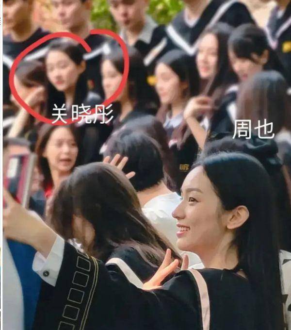 关晓彤周也王俊凯补拍毕业照,无美颜生图被传,素颜状态一目了然_因为