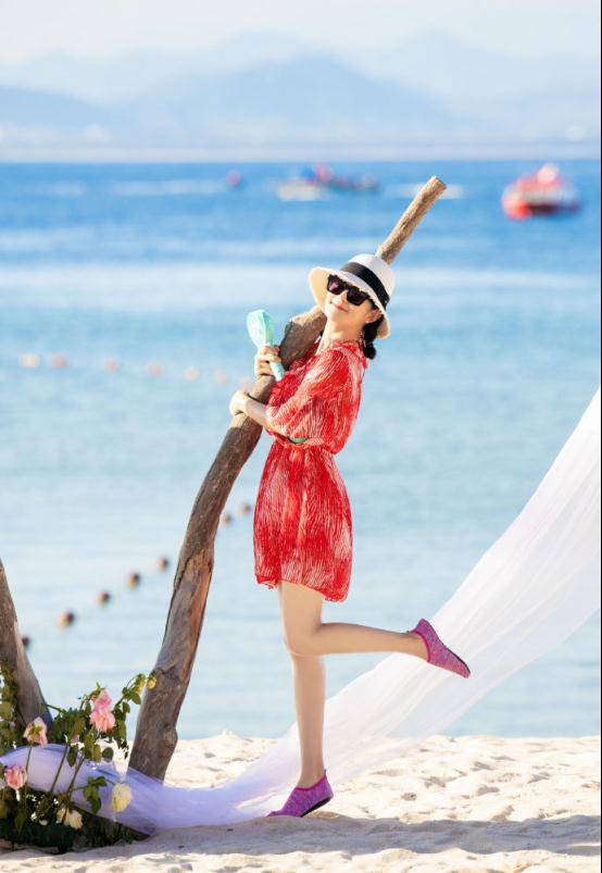 夏季优雅风短裙还得看谢娜的穿搭!