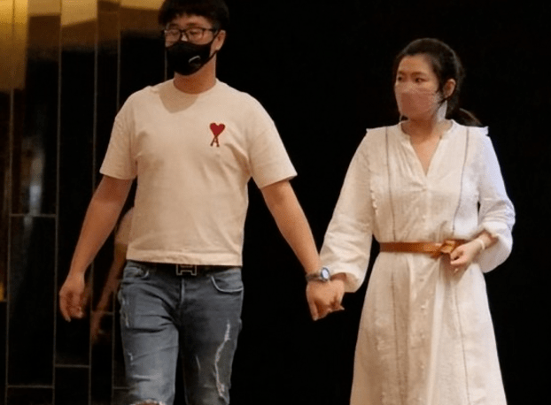 任容萱为男友庆生公开恋情,姐姐Selina和父母均在场