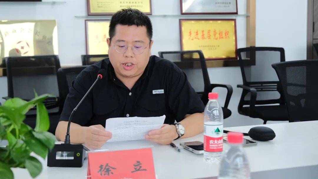 活动现场,成华区委组织部副部长邱常健,沙坪坝区科技局副局长李军围绕