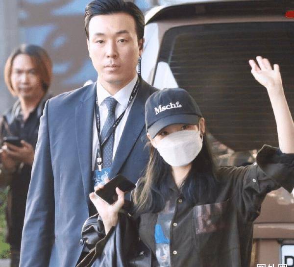 iu李知恩和她的保镖"大叔",能脑补出一部偶像剧了!_朴根宇_合作_互动