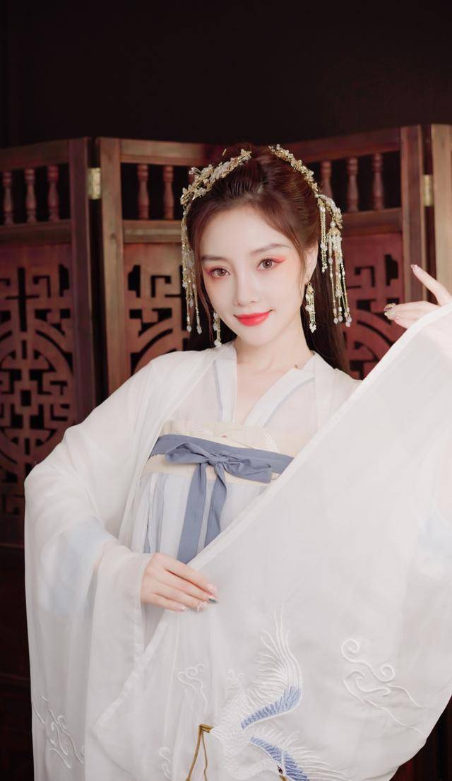 38岁李小璐晒古装照,一袭白裙子清新儒雅,仙气十足_感觉_小时候_个人