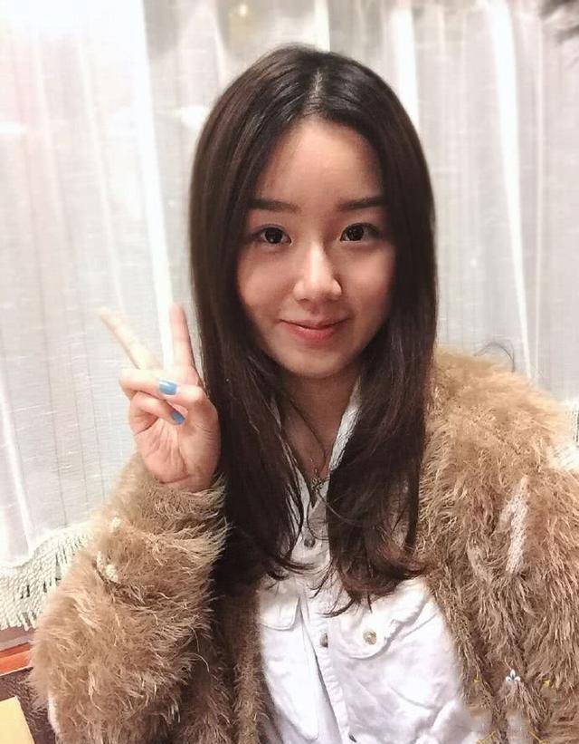 孟非晒女儿照片,23岁"小苹果"穿黑裙真漂亮,高颜值不输女明星_孟星