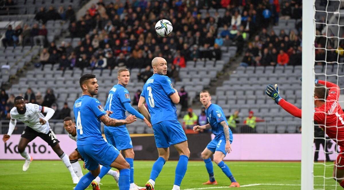 踢球;另一名球员阿尔伯特·古德蒙森(albertgudmonson)在右翼打球