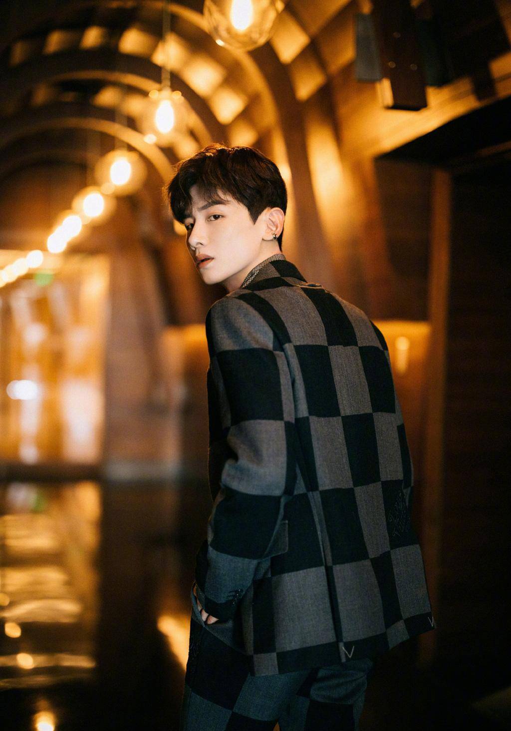 原创白敬亭晒挑眉照举着禁止拍照牌子帅哥很懂怎么拿捏我们