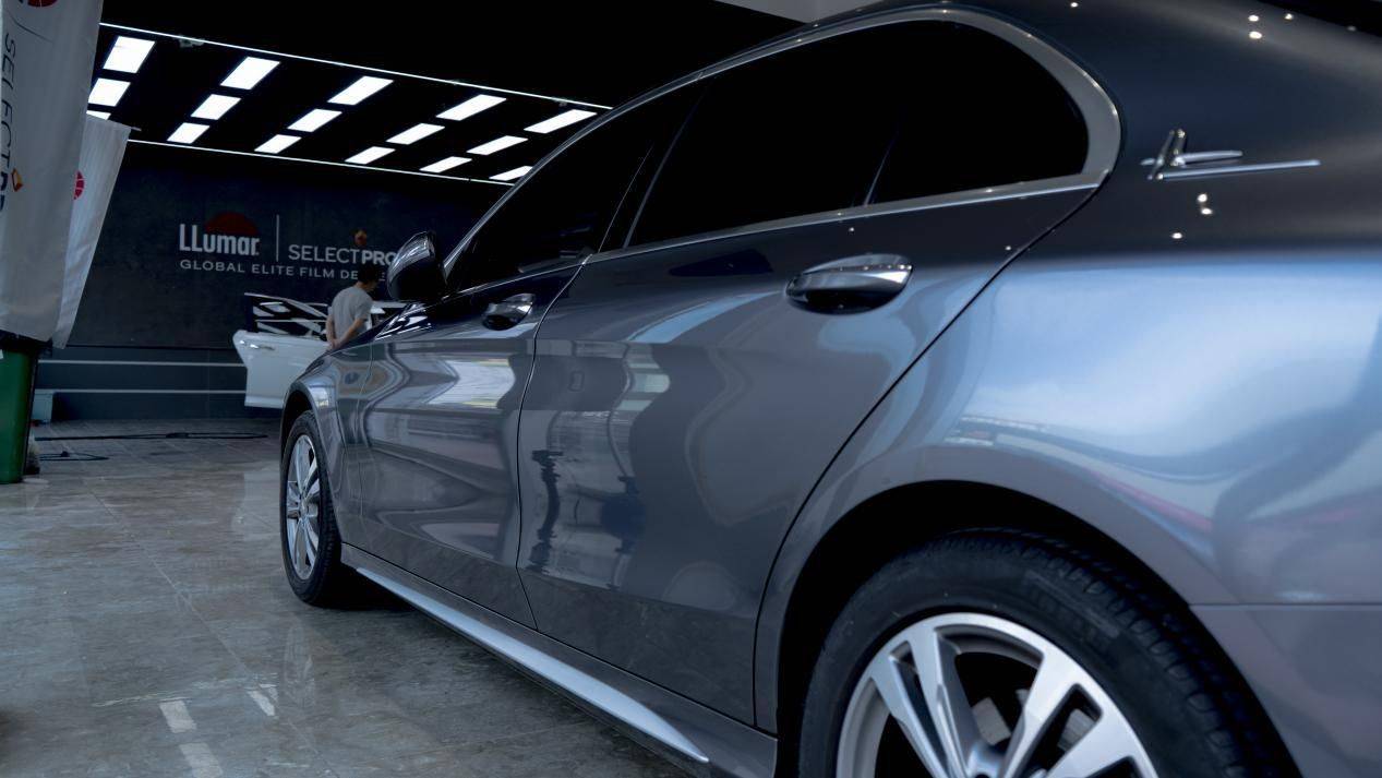 天津汽车贴膜奔驰c200金属太空灰改色案例分享