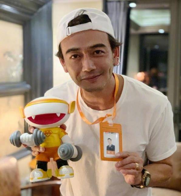 "小包总"杨烁近况,与妻子大撒狗粮,对儿子的军事化教育真狠_形象_网友