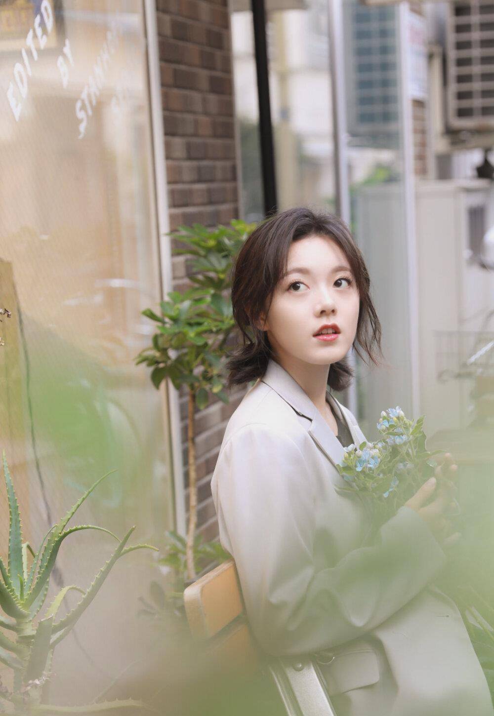 18岁赵今麦毕业了!"逛吃逛吃"模式开启,素颜出镜五官太真实