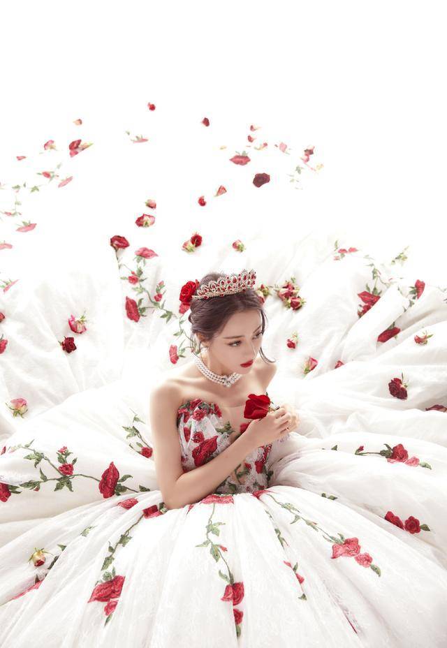 原创迪丽热巴新造型美翻了身穿玫瑰刺绣白纱裙头戴皇冠宛若花仙子