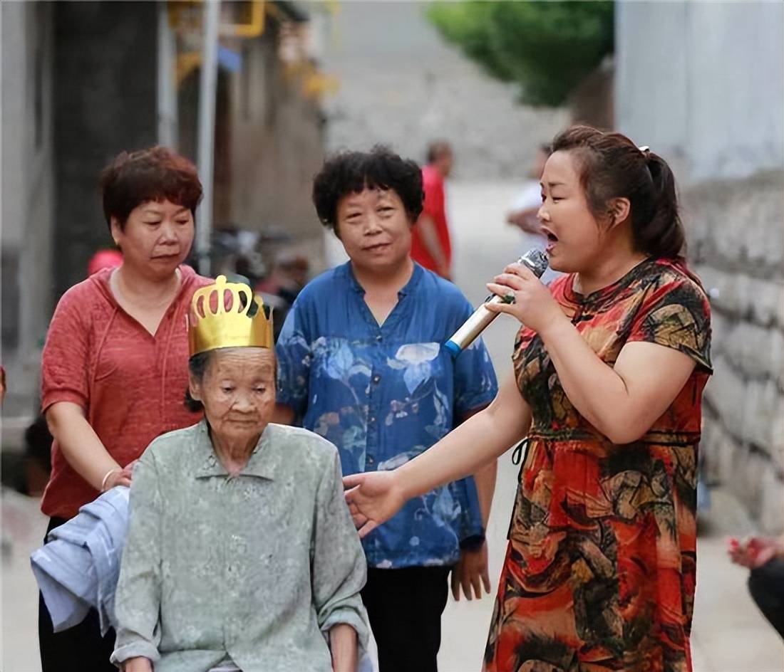 老人听着她最喜欢的吕剧高兴的和不拢嘴.