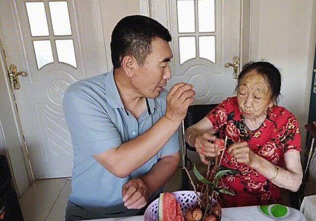 马玉琴嫁小32岁李玉成,3招化解"小丈夫"嫌弃,携手23年获幸福_二人转
