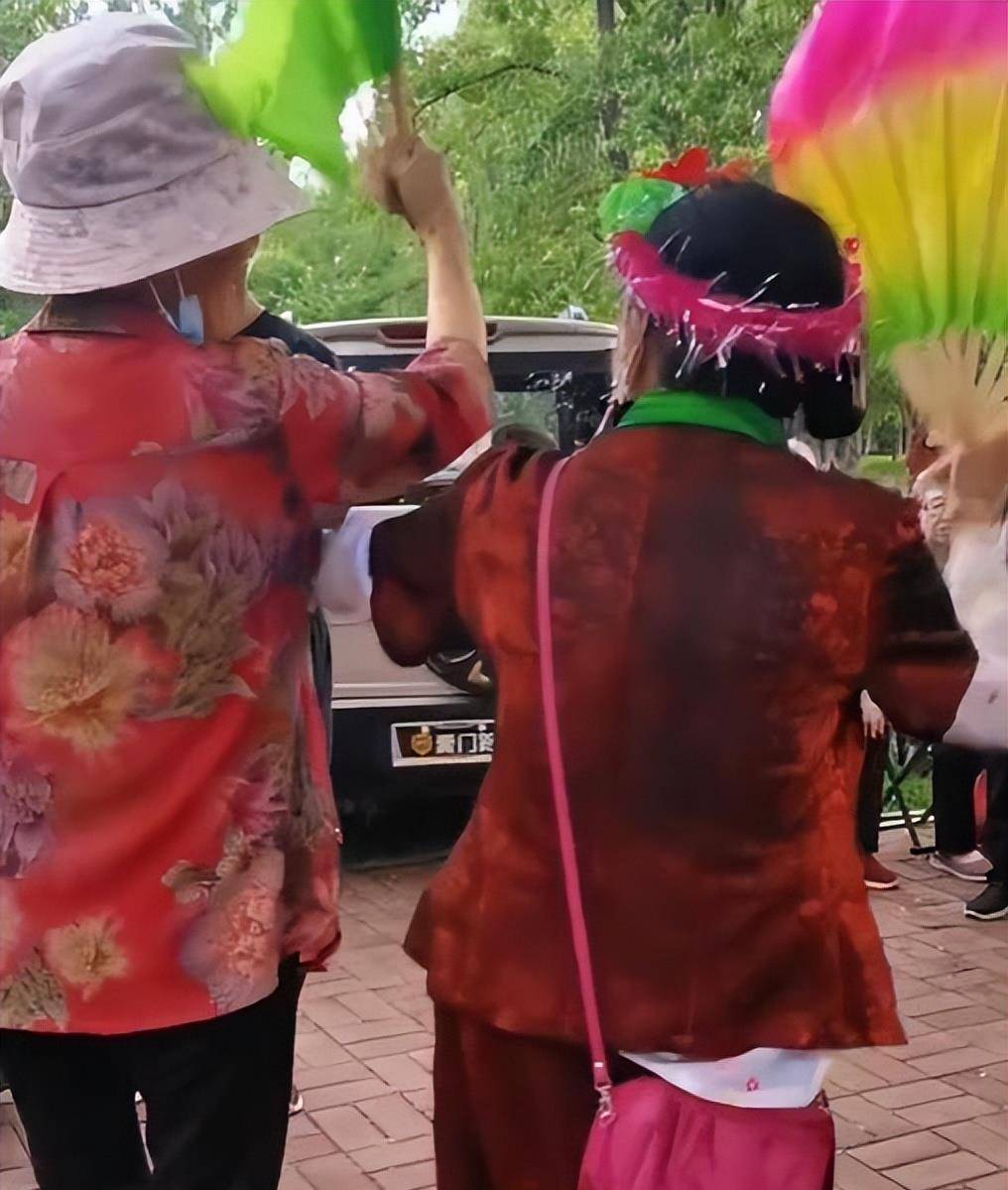 这次老太太倒是碰上了对手,只见马玉琴在公园里与大妈斗舞,一旁则有不