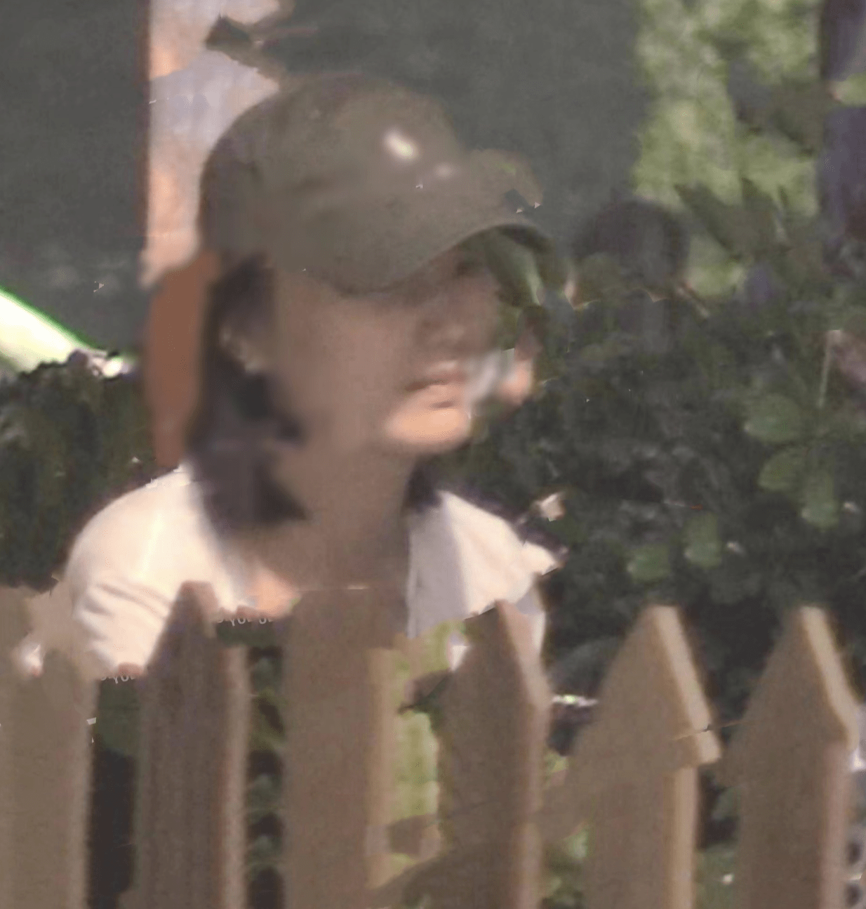李亚鹏和娇妻饭后回家,海哈金喜产后4个月首现身