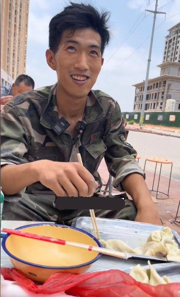 原创94年农民工小伙每天挣400多块称买房得干10年直言工地挣钱多