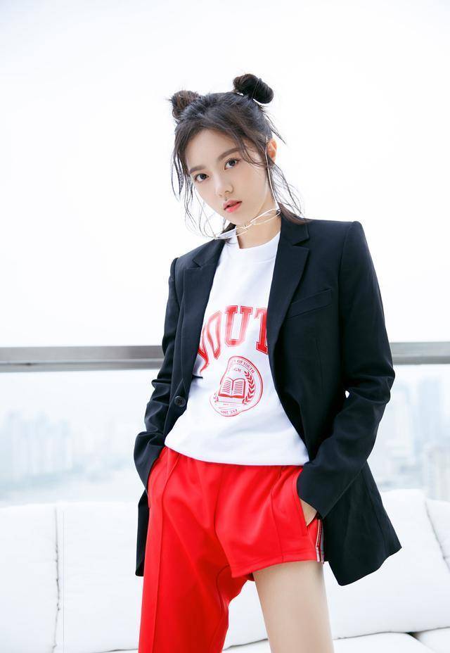 18岁赵今麦毕业了!"逛吃逛吃"模式开启,素颜出镜五官太真实