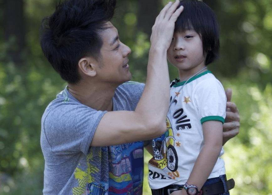 林志颖儿子kimi正面终于曝光,眉眼和小时候一样,身高快要超过爸爸了