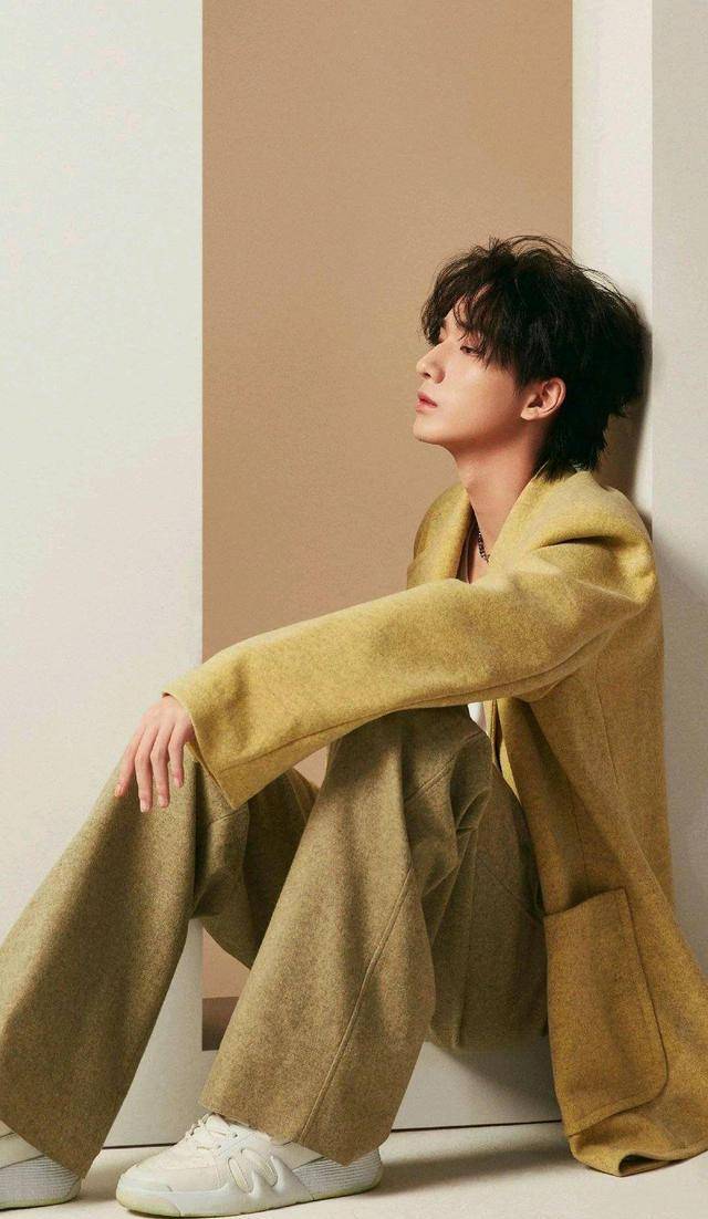 李宏毅不仅颜值在线,而且穿搭时尚,简约搭配,尽显沉稳,有范!