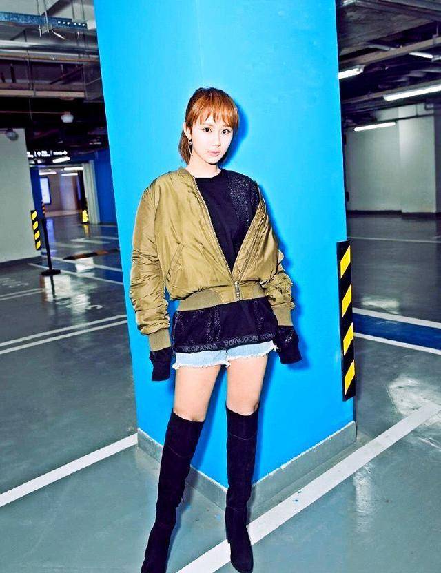 杨紫难得叛逆的一次,染黄发还大胆凹"下衣失踪",细腿真抢镜啊_造型