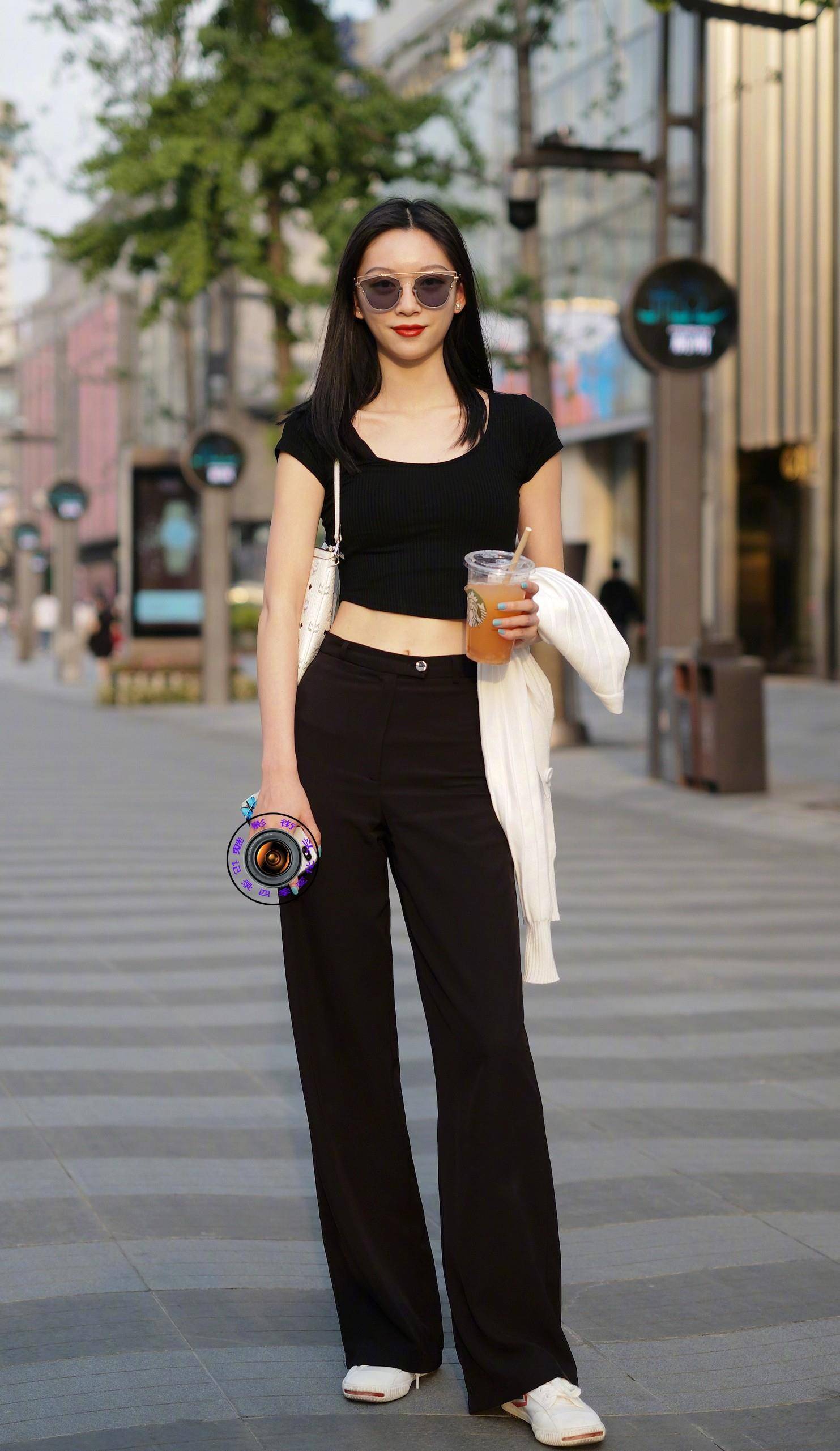 夏天穿黑色会热吗?美女们的黑色系穿搭清凉感十足,还很精致