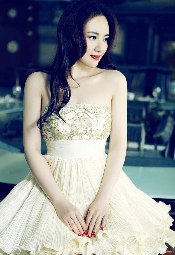 孟茜真是胆大,穿挂脖礼服身材前非要"开条缝",时尚女神就是撩人_款式