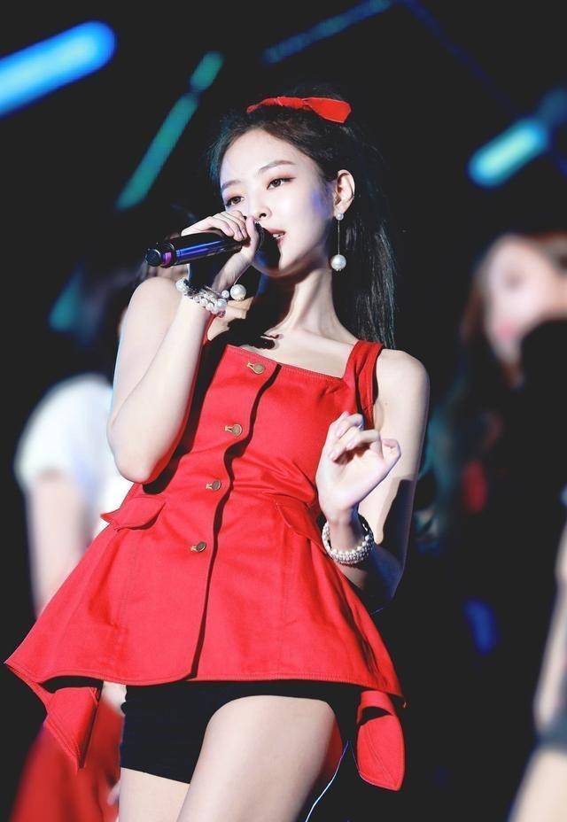 jennie金智妮真敢穿,拍画报优雅中透着诱惑,这才是高级的性感_造型