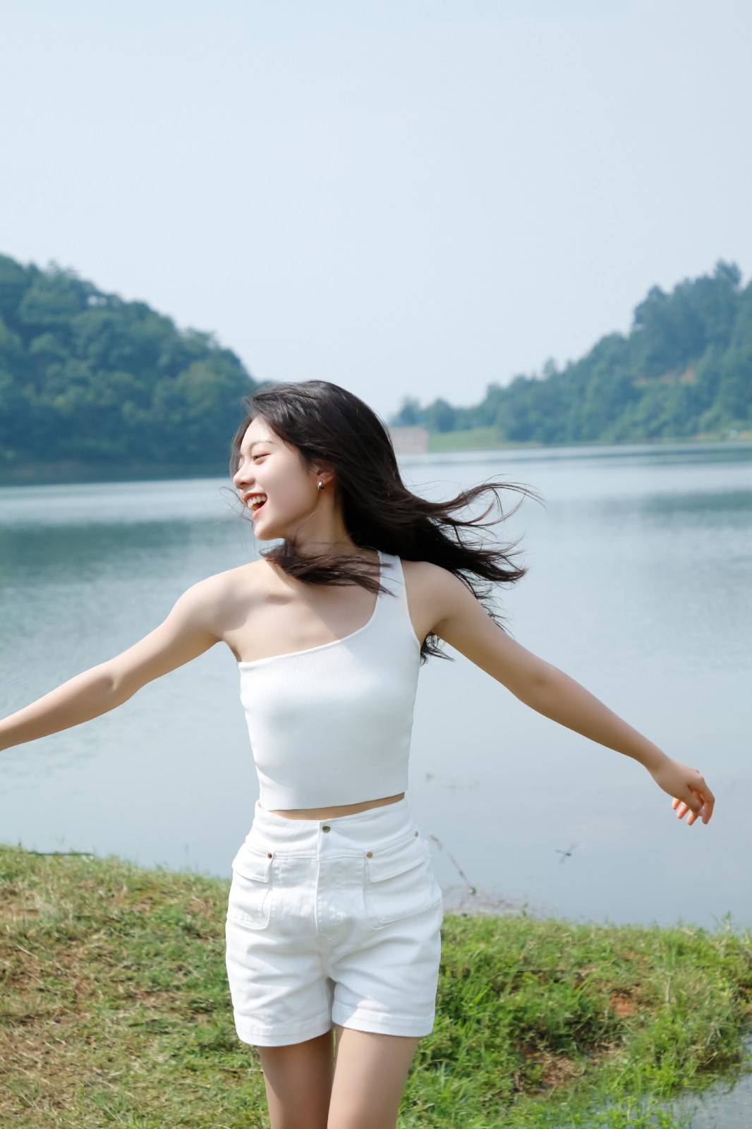 十博app|大连同心网|赵今麦清凉又出彩的穿搭不仅时尚潮流还