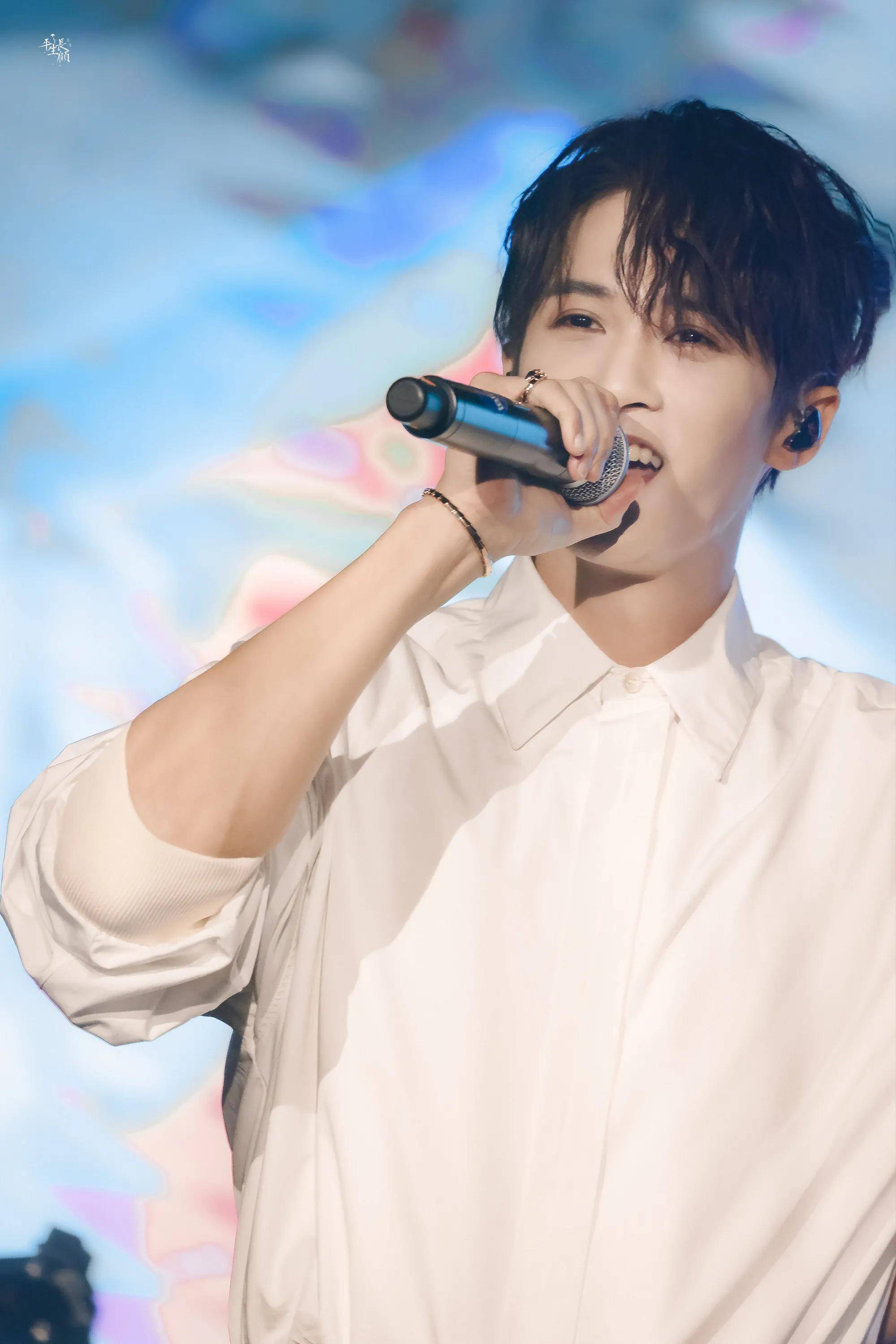 520符龙飞演唱会:檀健次脱了,次鲨疯了,瓦哭了,瓷cp粉骄傲了