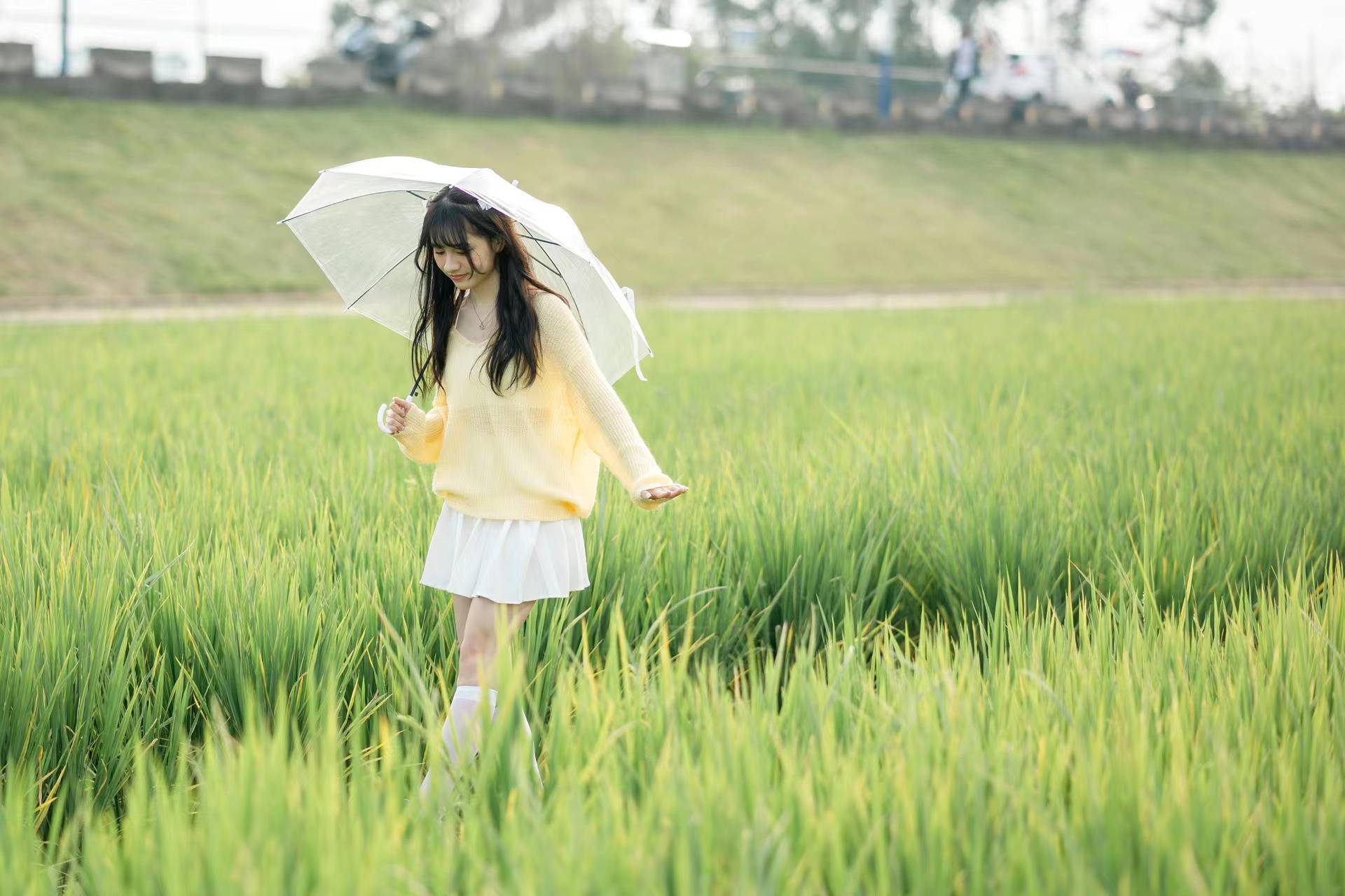 路边花海户外人像这样拍人像好看不止一点