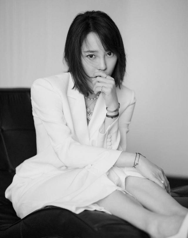 原创白百何太显年轻了吧齐肩发梳成高马尾略显凌乱的刘海修饰脸型