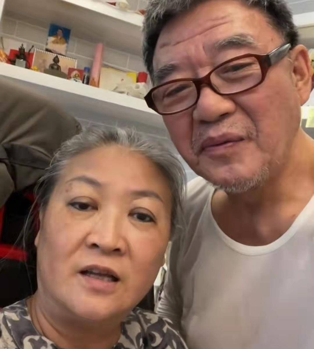 和李立群经常拍摄视频不同的是,他老婆林丽钦似乎很少自拍,所以刚开始