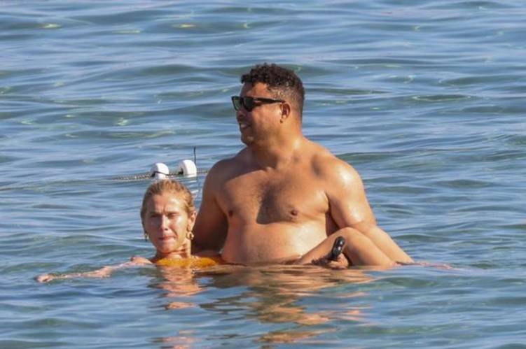 罗纳尔多携90后女友海边度假，胖到认不出，被盗2000万不影响心情