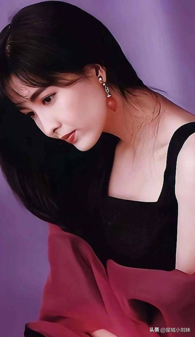 从出道开始,周慧敏就一直留着整齐的刘海,无论是长发还是中长发.