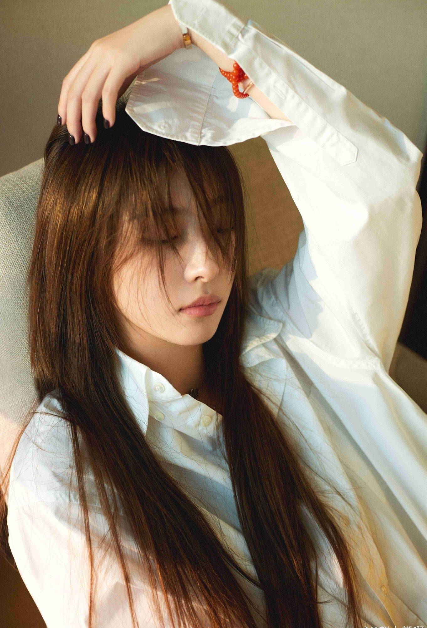 赵小棠白色睡衣优雅生活照_赵小棠_睡衣_白色