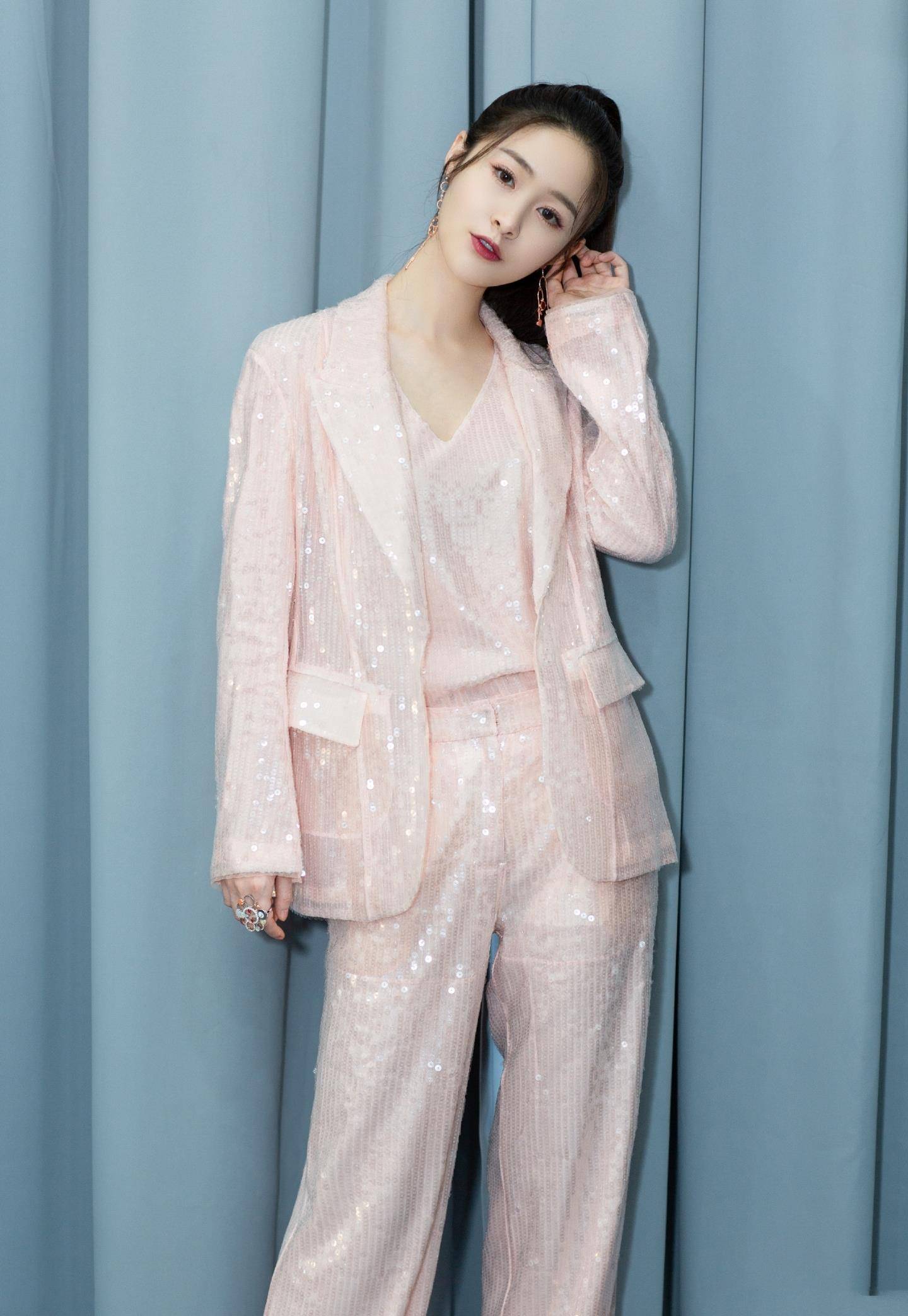 原创宝藏女孩梁田身穿紫色西装配短裙这样搭配太美了