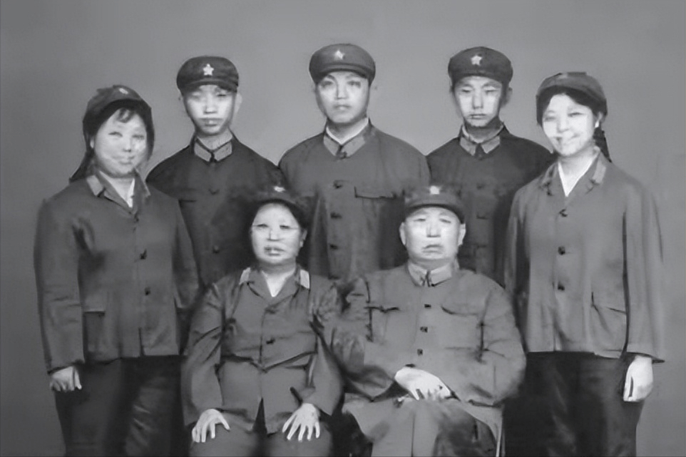 刺杀的解放军战士,越南战场上踩中地雷的美军士兵_将军_进行_詹才芳